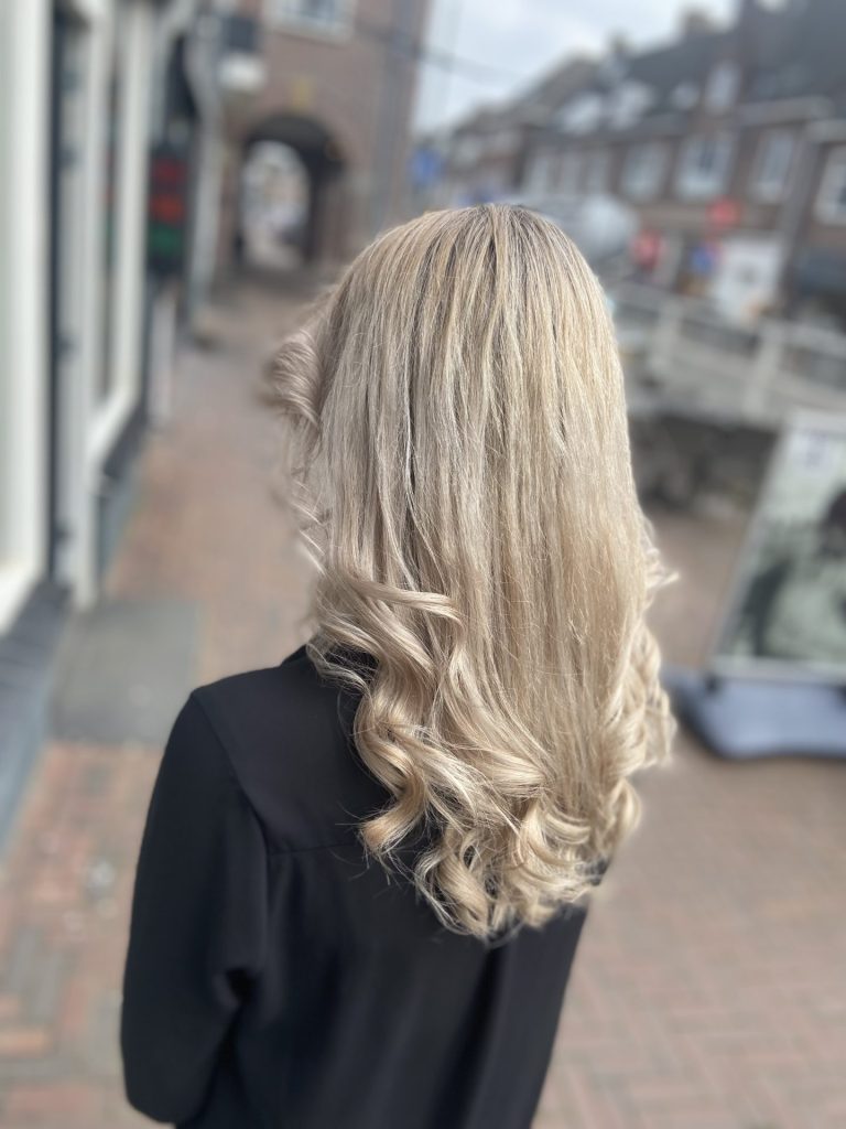 Koele blonde highlights met zachte waves