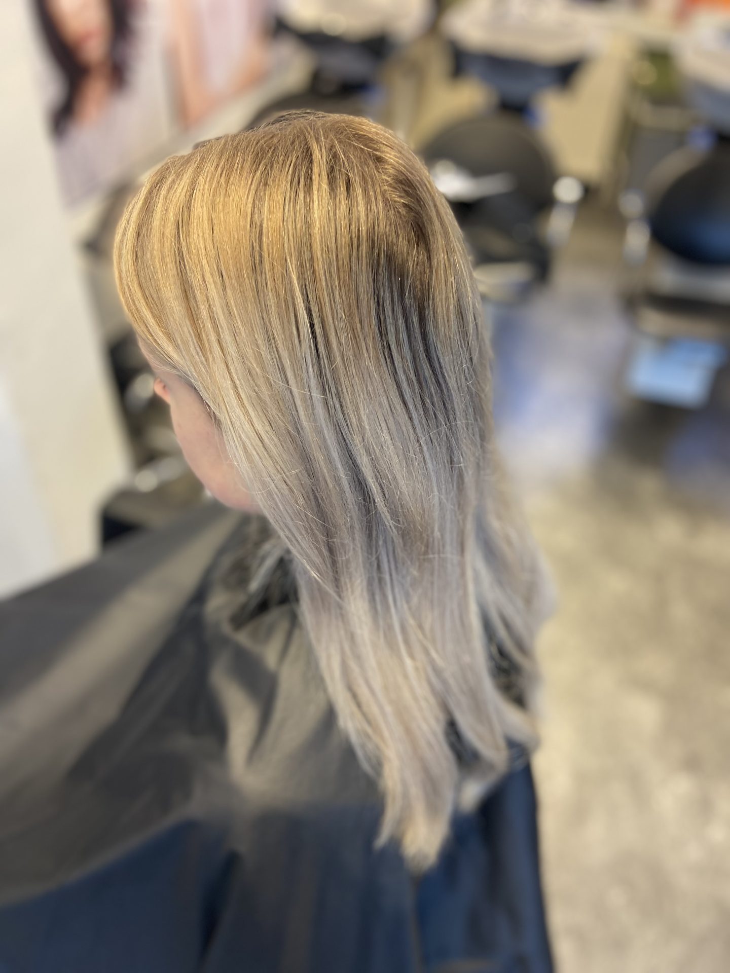 Koele blonde highlights met zachte waves