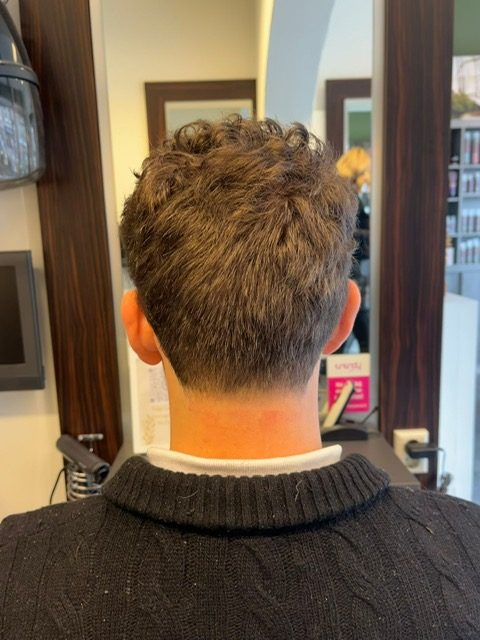 Strak mannen kapsel met een lichte fade in de nek.