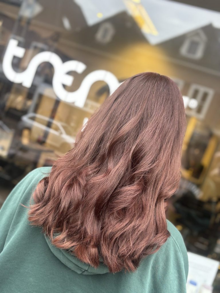 Haar eigen haarkleur met een warm tintje.