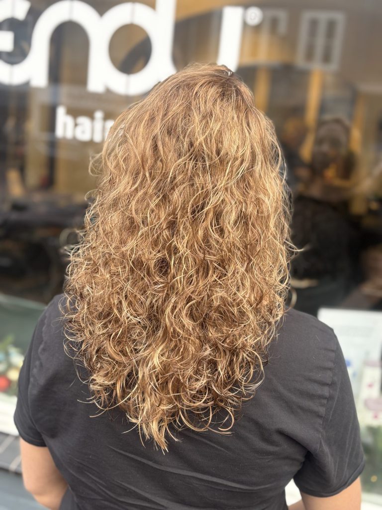 Opgefriste knip krultechniek met subtiele highlights door het gehele haar.