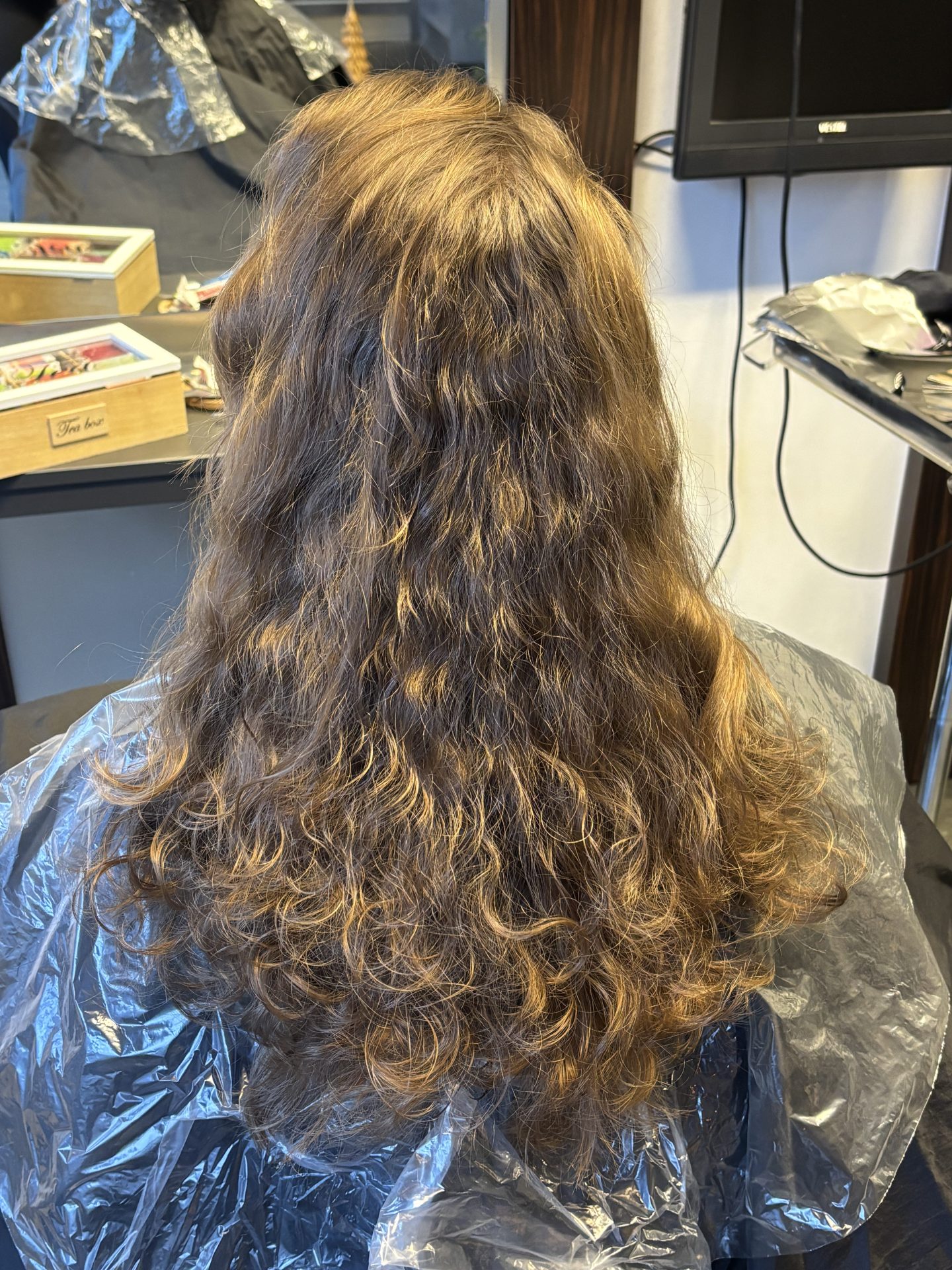 Opgefriste knip krultechniek met subtiele highlights door het gehele haar.
