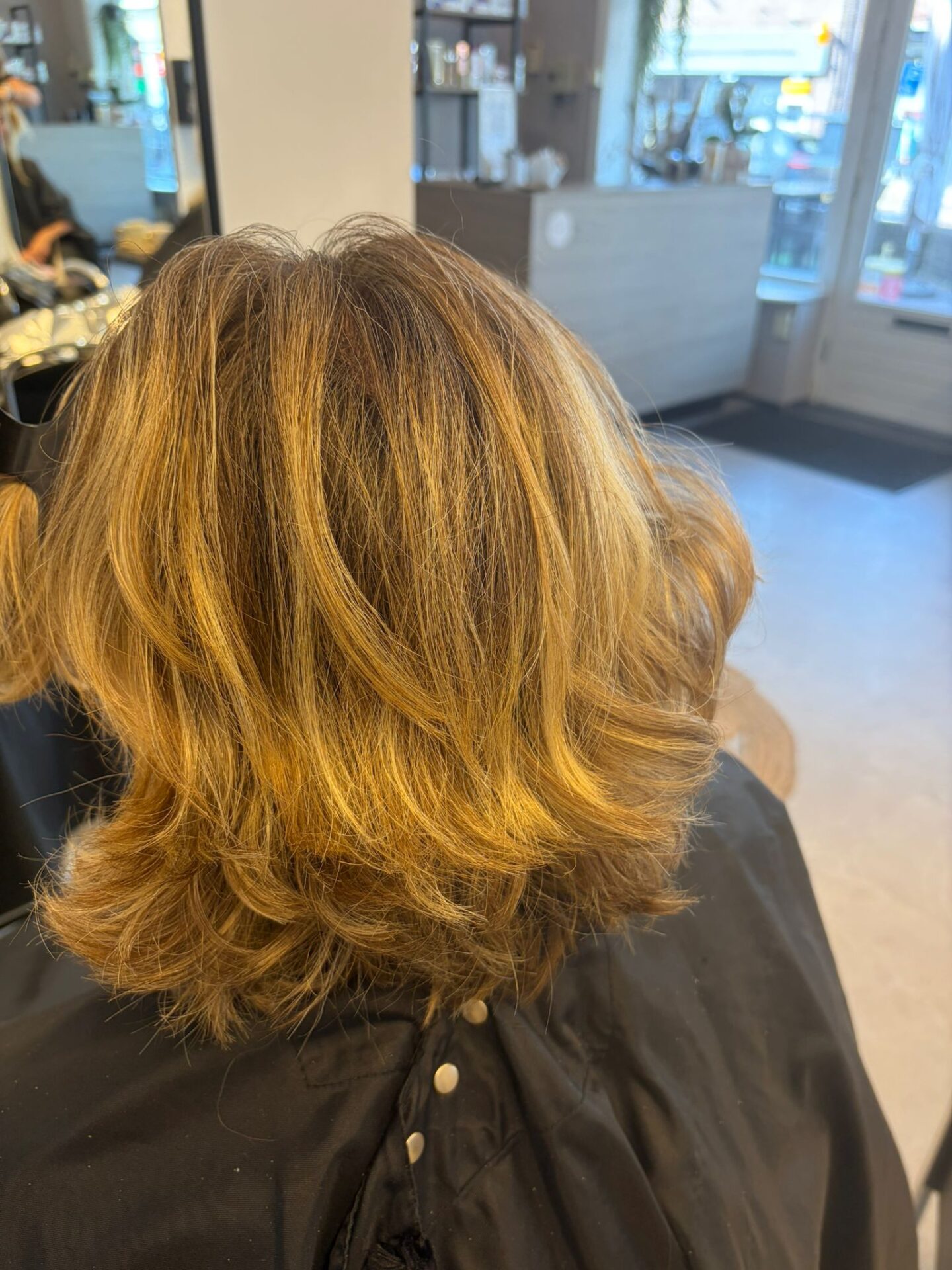 Dame knippen en kleuren